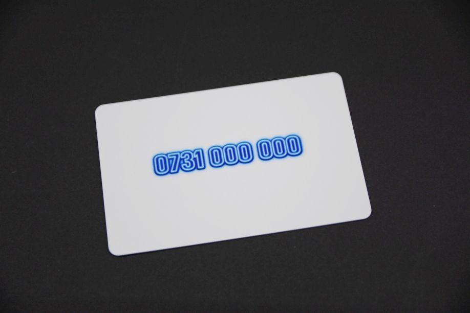 Stancu Print produce plăcuțe număr telefon pentru
parcare pe card PVC dur 54×86mm, cu font neon
vizibil zi și noapte. Livrare rapidă în România.
