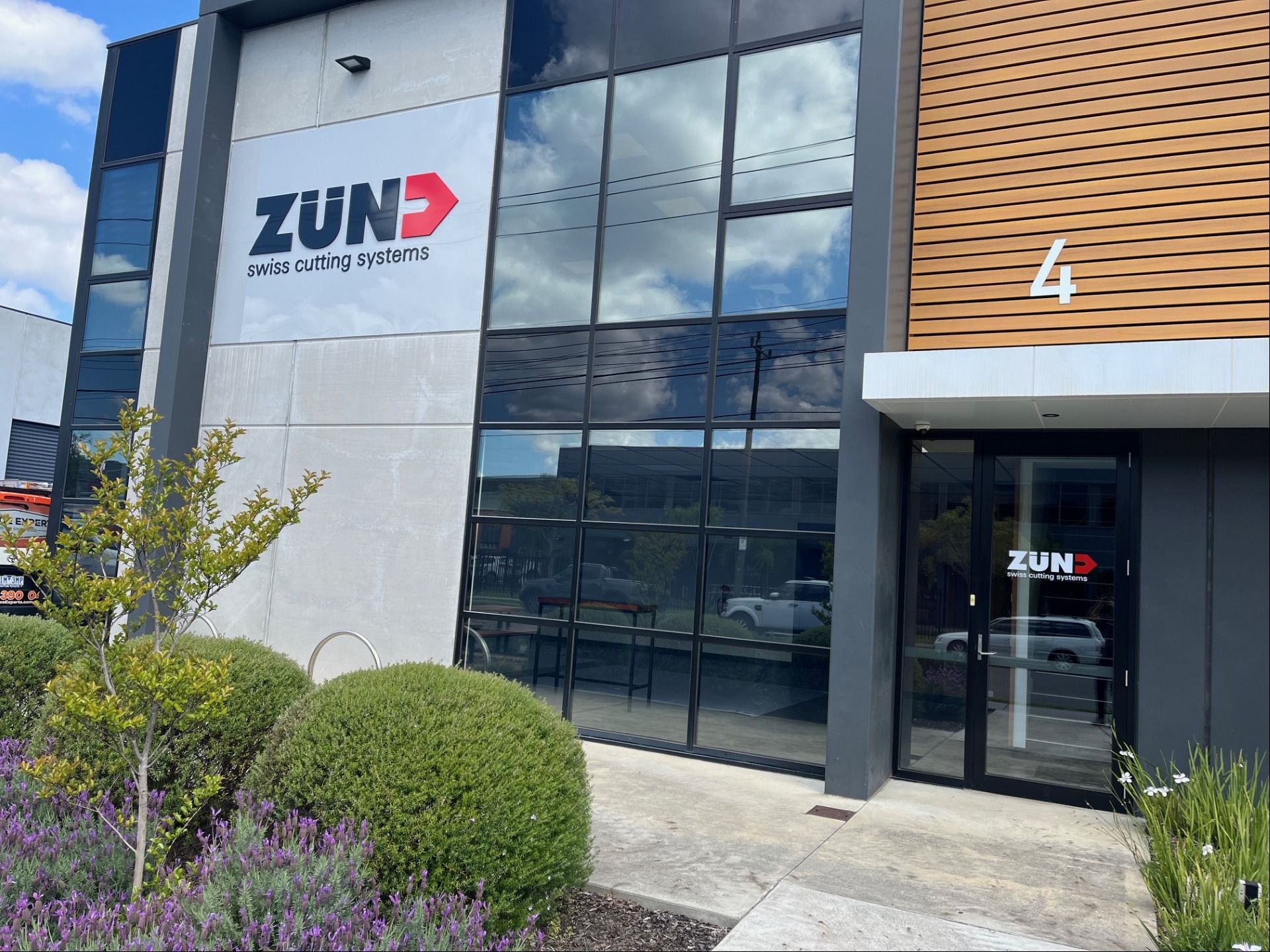 Zünd a început operațiunile și s-a mutat în noul sediu din Cheltenham în septembrie 2024. De atunci, afacerea și-a înființat noul showroom special construit, cu noi mașini și tehnologie Zünd.