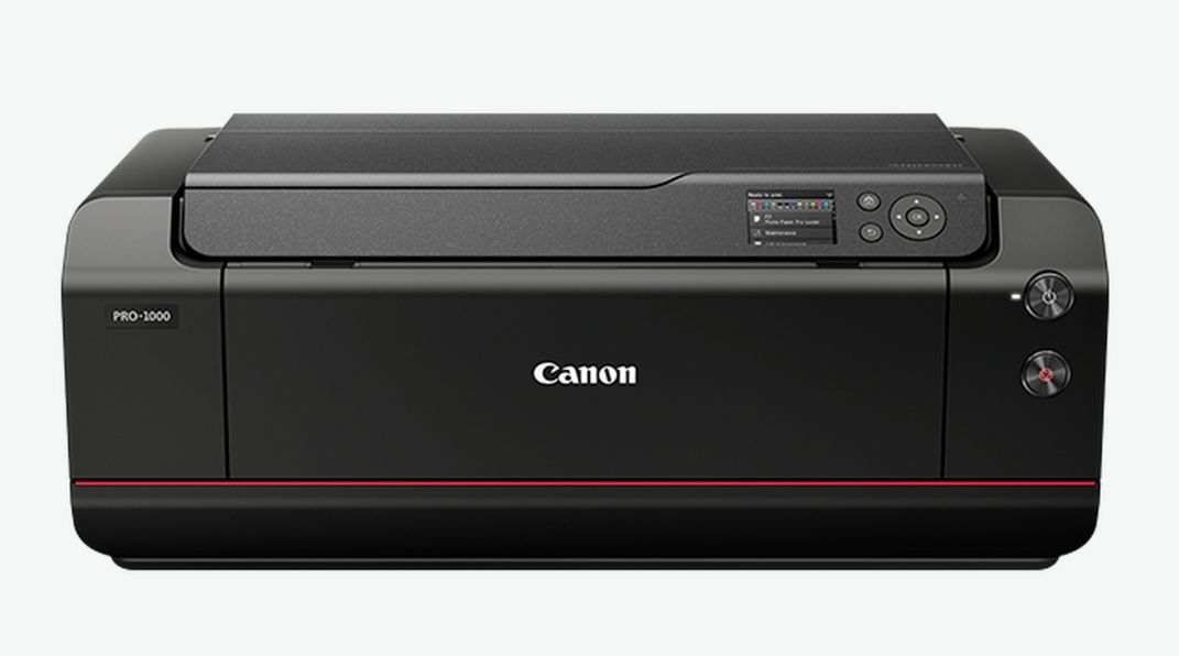  Canon imagePROGRAF Pro 1000 este recunoscută pentru calitatea excepțională a printurilor, fiind așteptată cu interes de artiști și fotografi. Achiziția, realizată în noiembrie 2024, prefigurează o serie de lucrări impresionante care vor fi disponibile publicului începând cu decembrie 2024.