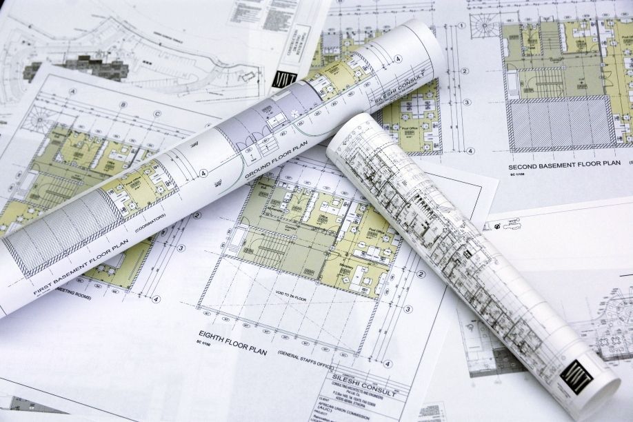 Serviciile de plotare planuri și schițe sunt esențiale pentru proiecte de arhitectură, inginerie și design, oferind precizie maximă pentru formate standardizate A4 și A3. Acestea permit reproducerea fidelă a detaliilor tehnice, fie în variantă alb-negru (monocrom) pentru claritatea liniilor, fie color pentru evidențierea elementelor structurale sau a randărilor. Caracteristici principale ale serviciului:
Formate suportate: Plotare precisă pe dimensiuni ISO 216 (A4, A3), ideale pentru dosare tehnice, documentații de urbanism sau prezentări de proiect. Calitatea suportului: Utilizarea hârtiei premium cu gramaje optimizate de 80 g/m² sau 85 g/m², care asigură o grosime suficientă pentru a preveni transparentizarea și o absorbție uniformă a cernelii. Tehnologie de imprimare: Sisteme de plotare de înaltă rezoluție care garantează acuratețea scărilor grafice și a grosimilor de linie conform standardelor CAD/GIS. Personalizare la cerere: Flexibilitate totală în alegerea modului de redare (linii fine, umpluturi solide sau gradienți complecși) în funcție de specificul schiței.  Avantaje pentru profesioniști: Durabilitate: Hârtia de 85 g/m² oferă o rezistență sporită la manipulări repetate pe șantier sau în birou. Claritate vizuală: Contrast ridicat pentru plotările alb-negru și culori vibrante pentru planșele de ansamblu. Eficientă: Proces rapid de execuție pentru volume mari de documentație tipărită la standarde profesionale.