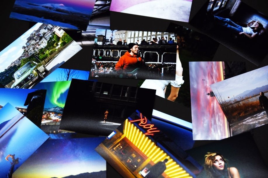 Serviciul oferă soluții de imprimare fotografică profesională la dimensiunea standard
(format 10x15 cm ), utilizând un suport special de tip Luster cu densitate sporită de
. Această configurație reprezintă echilibrul ideal între estetica lucioasă și finețea mată, fiind standardul de aur în fotografia de eveniment și portret. Specificații Tehnice și Atribute cheie: dimensiuni Exacte: 10x15 cm. Densitate Suport: O grosime peste medie care oferă rigiditate, durabilitate și o senzație tactilă premium (previne îndoirea accidentală). Finisaj Luster (Satinat): Textură perlată, fin granulată, care elimină reflexiile deranjante și este rezistentă la amprente și zgârieturi ușoare. Gama de culori (Gamut): Reproducere cromatică extinsă cu tranziții line și densitate maximă a negru-lui ( ridicat). Rezoluție de Output: Optimizat pentru (dots per inch) pentru detalii de înaltă fidelitate. Avantaje competitive pentru clientul final: Calitate arhivistică: hârtia foto Luste , este tratată pentru a rezista la decolorare (UV protection), păstrând amintirile intacte timp de decenii. Versatilitate Estetică: Spre deosebire de finisajul Glossy, textura Luster nu aderă la sticla ramelor foto, evitând efectul de