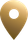 Eine goldene Anstecknadel mit einem weißen Kreis in der Mitte.