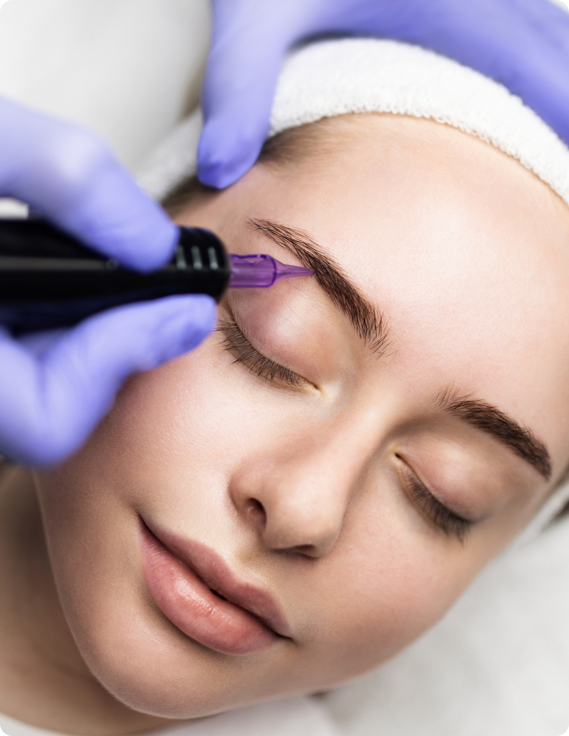 Eine Frau lässt sich die Augenbrauen tätowieren.