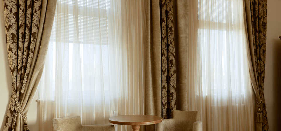 Made-to-measure curtains and blinds