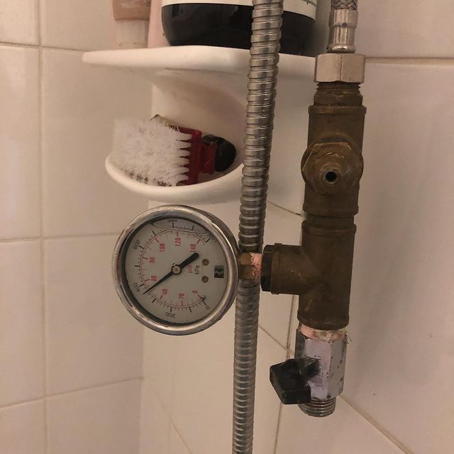 Pressure Meterin Shower