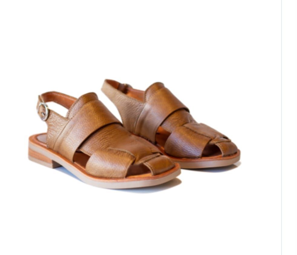 Sandalias de piel marrón con múltiples tiras y cierre de hebilla.