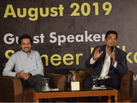 Dialogue on stage between Manish Gupta and guest speaker, showcasing insights from the best business coach in India for an entrepreneurship development programme.