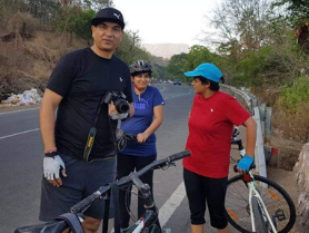 Couples coaching in Goa—partners chatting roadside with bikes on the coastal ride