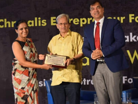Award presentation to a keynote mentor, recognizing his role among the best business consultant in India circle.