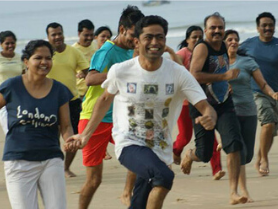 Beach sprint game as part of energetic couples coaching in Goa team-building