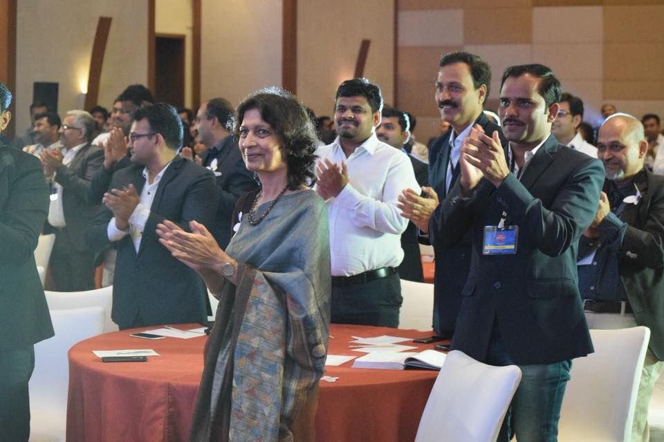 Delegates clapping during insights on data-driven decisions by a business intelligence consultant.