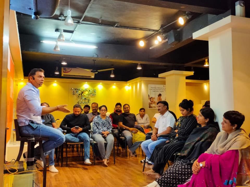 Life coach in Pune Manish Gupta guiding participants through a Life 360 goal-setting exercise