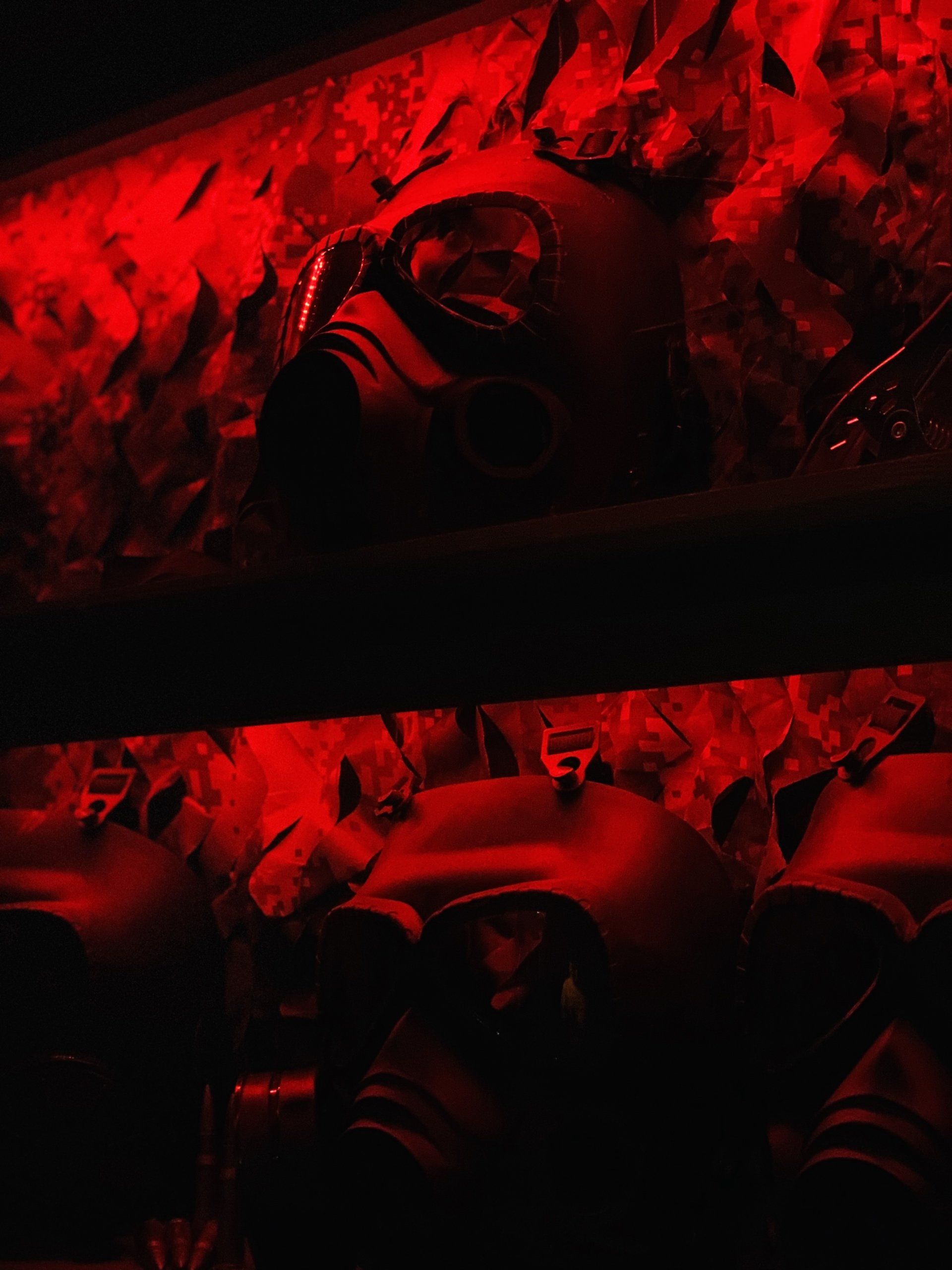 A closed-circuit gas mask will help you break out from  zombie escape room in 1 hour