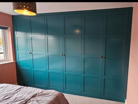 4 paneled wardrobe doors
bespoke
shaker style
contemporary wardrobe
blue swindon