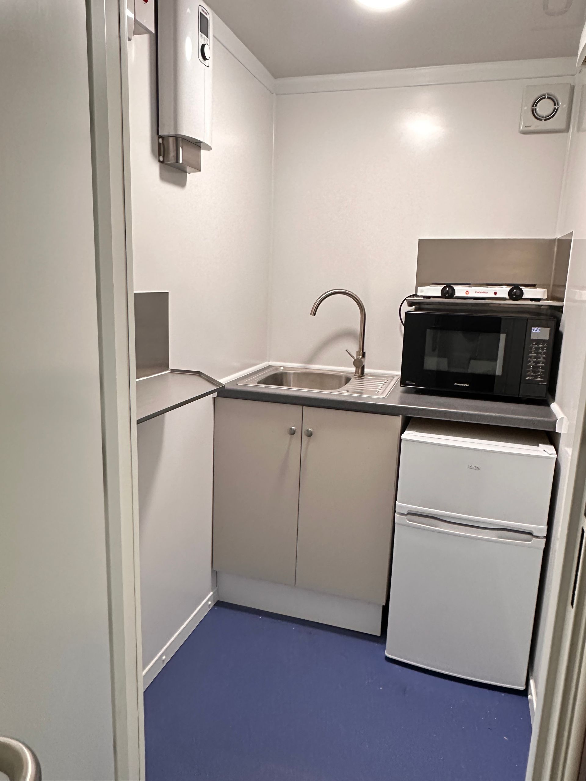 Kitchenette as part of a camping toilet and shower module