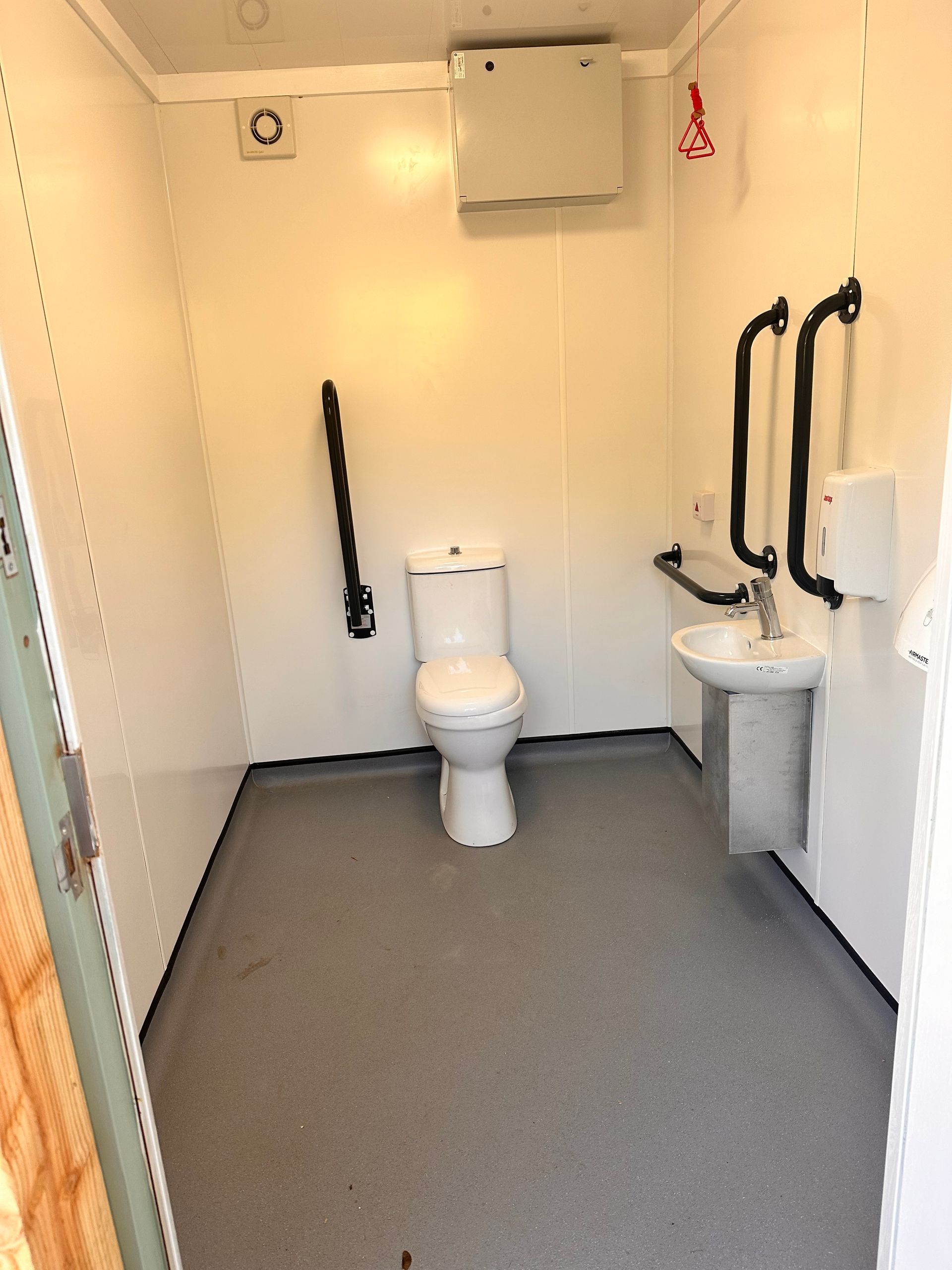 Fully accessible toilet facility for a college