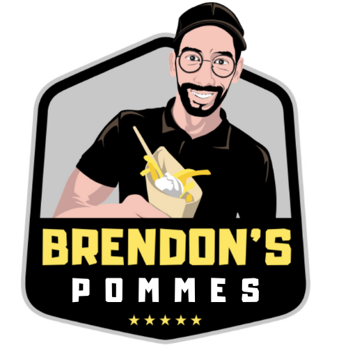 Brendon's Pommes-Logo mit einem Mann mit Pommes. Schwarzes Hemd, schwarze Mütze, Brille, lächelnd. Goldener Text auf schwarz-grauem Hintergrund.