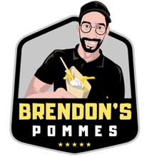 Brendon's Pommes-Logo mit einem Mann mit Pommes. Schwarzes Hemd, schwarze Mütze, Brille, lächelnd. Goldener Text auf schwarz-grauem Hintergrund.
