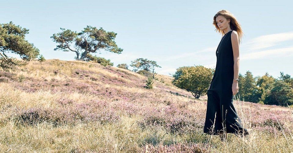 modella con orologio e collana