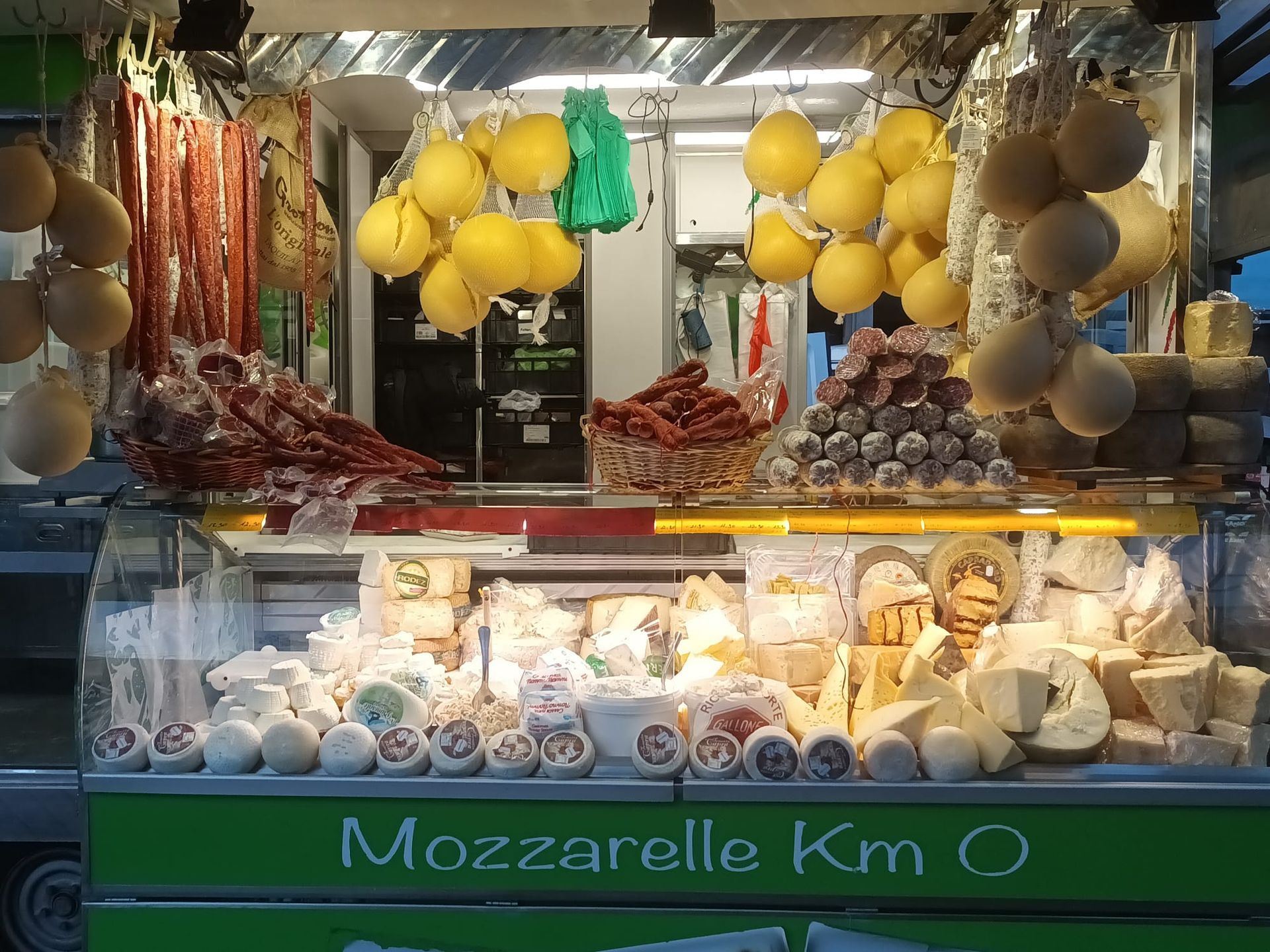 Sopra un cartello verde con scritto mozzarella km