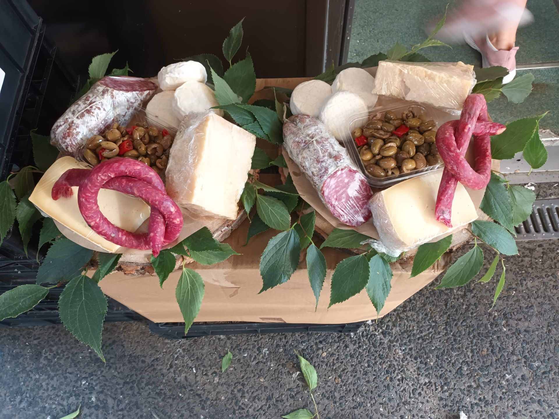 Una scatola di legno piena di diversi tipi di cibo e foglie.