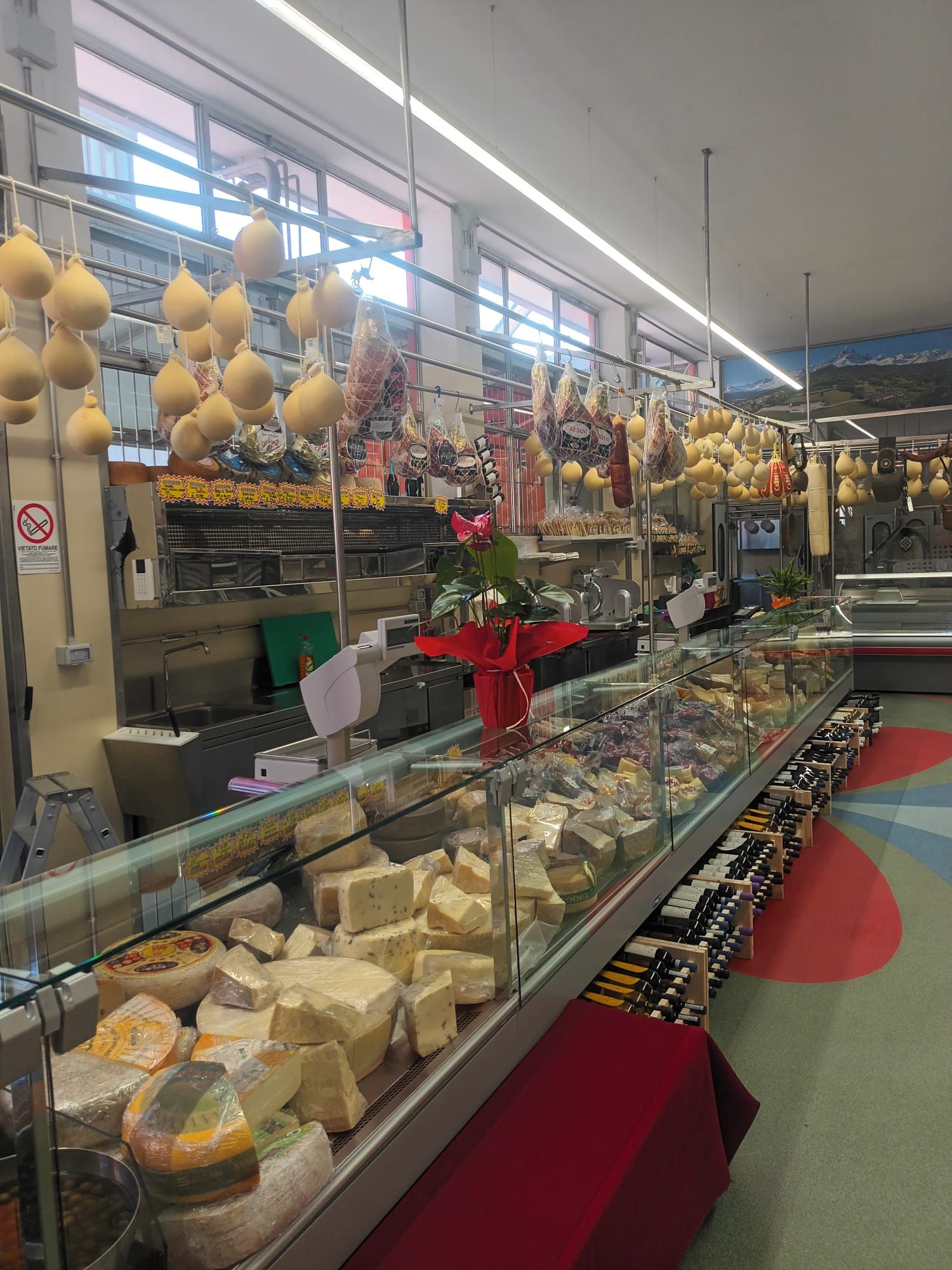 Un negozio di alimentari pieno di tanti tipi diversi di formaggio.