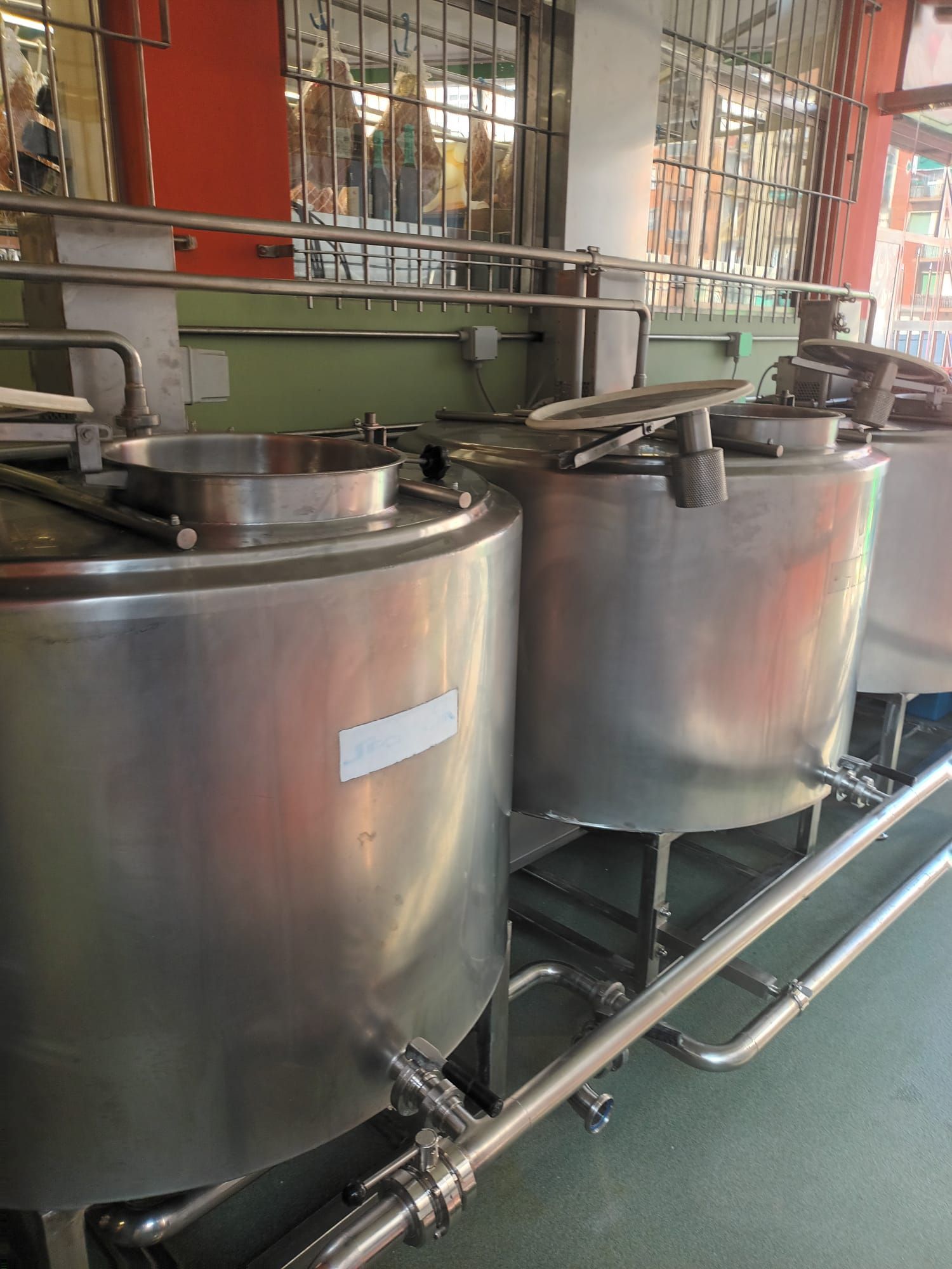 In una stanza sono allineate una fila di vasche di acciaio inox.