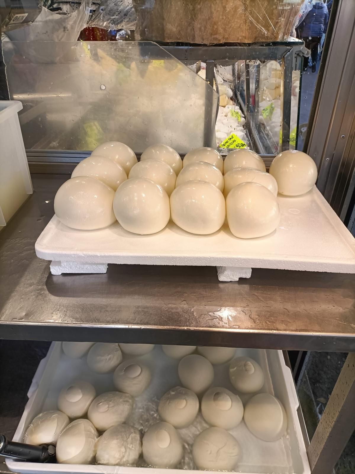 Un vassoio di palline di pasta appoggiato su uno scaffale.