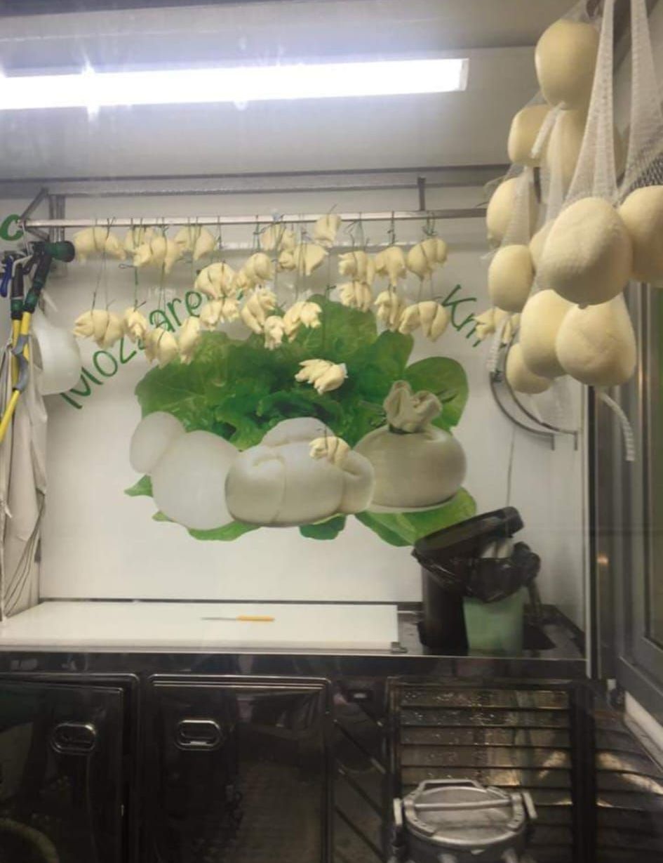 Una cucina con una foto di mozzarella sul muro