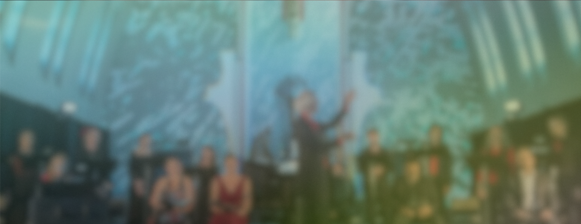 Un groupe de musiciens et chanteurs dans une église au premier plan, un chef d'orchestre avec le bras en mouvement.