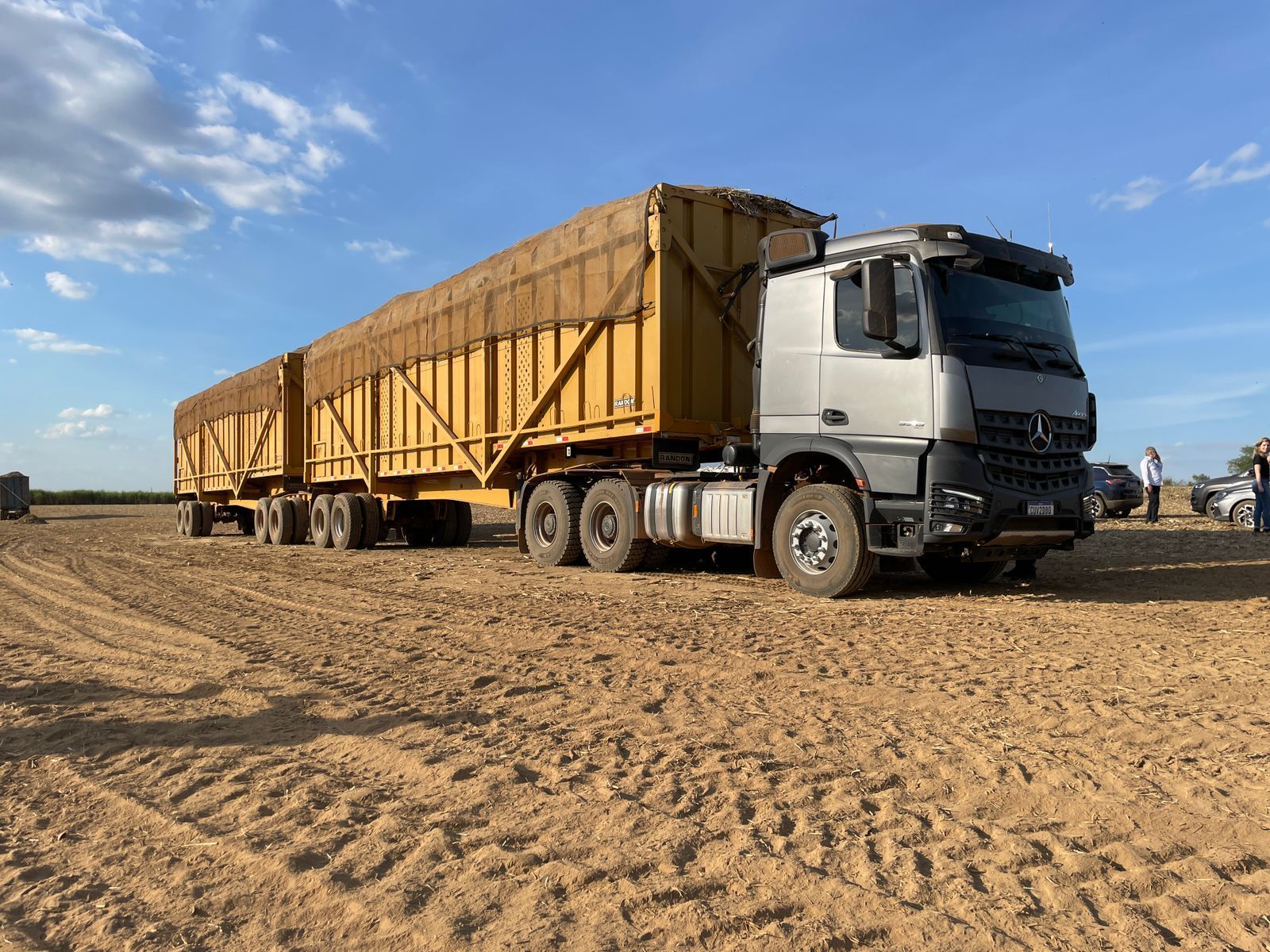 Caminhão Mercedes-Benz Arocs 3353 em operação na plantação de cana-de-açúcar do cliente Merloto.