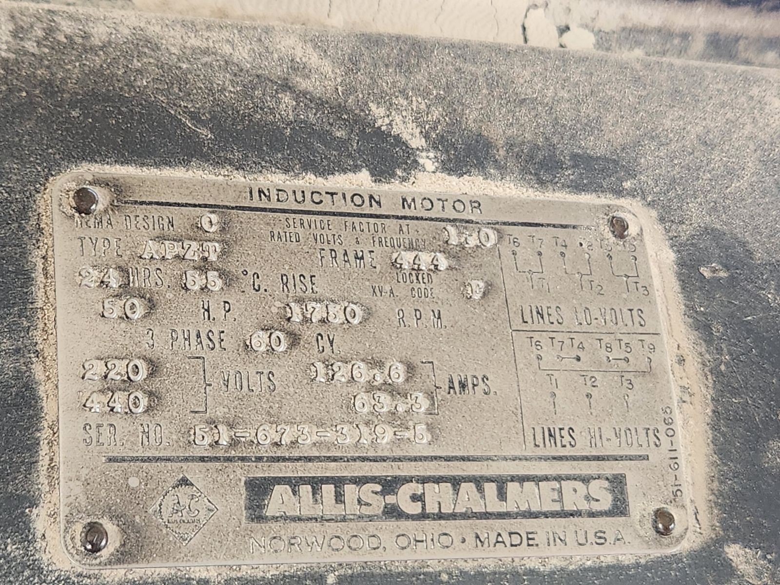 A label on a machine that says ' induction motor ' on it