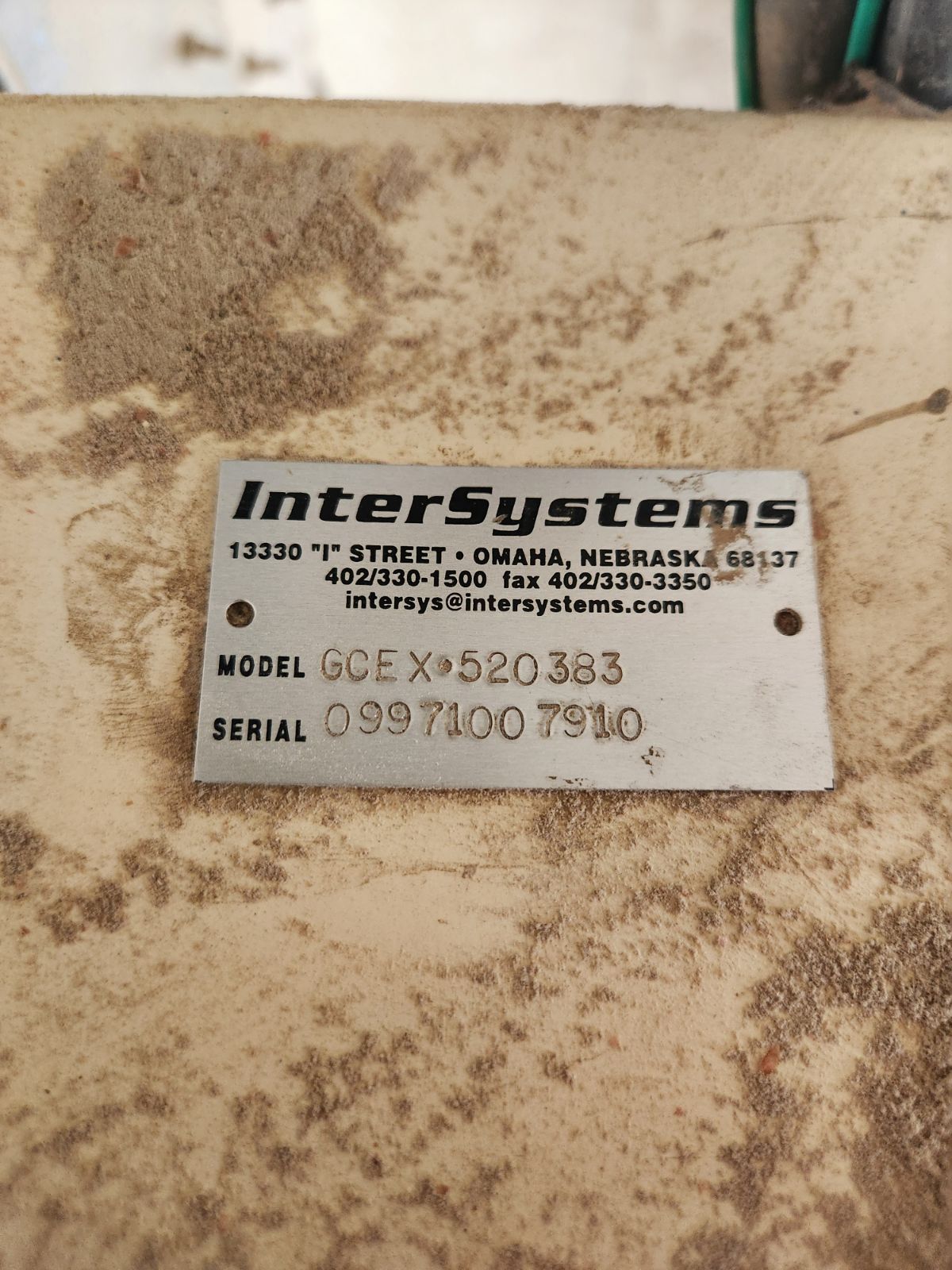 A label on a box that says intersystems on it