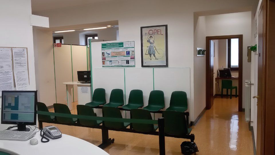 Sala d'attesa con sedie verdi