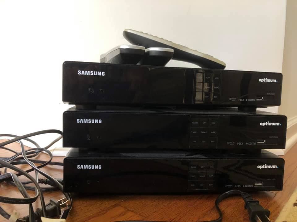 three samsung audio players are stacked on top of each other for the audio room