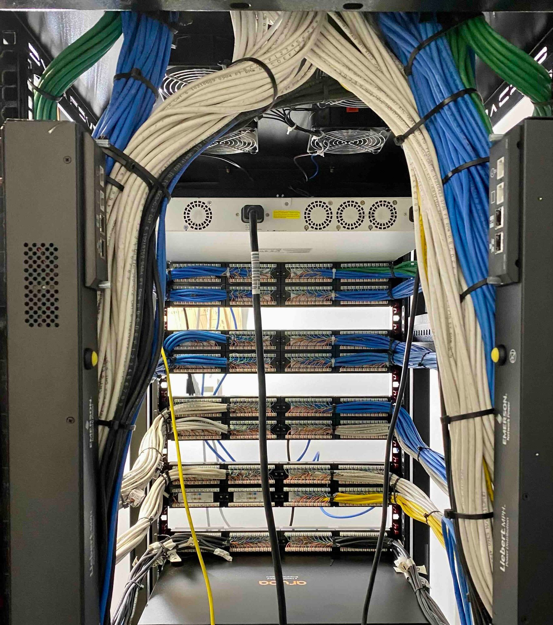 a bunch of wires are connected to a server for efficient networking