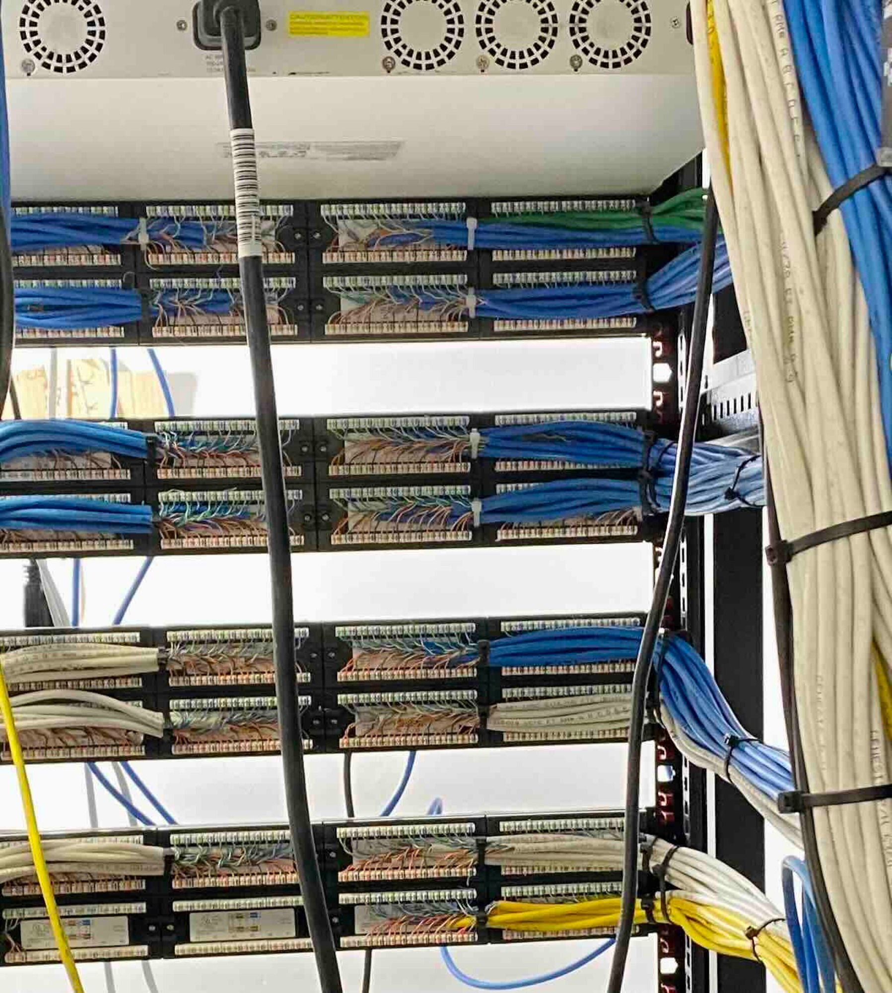 a bunch of wires are connected to a server for efficient networking