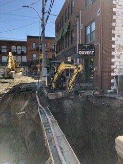 Un chantier de construction avec un panneau indiquant ouvert