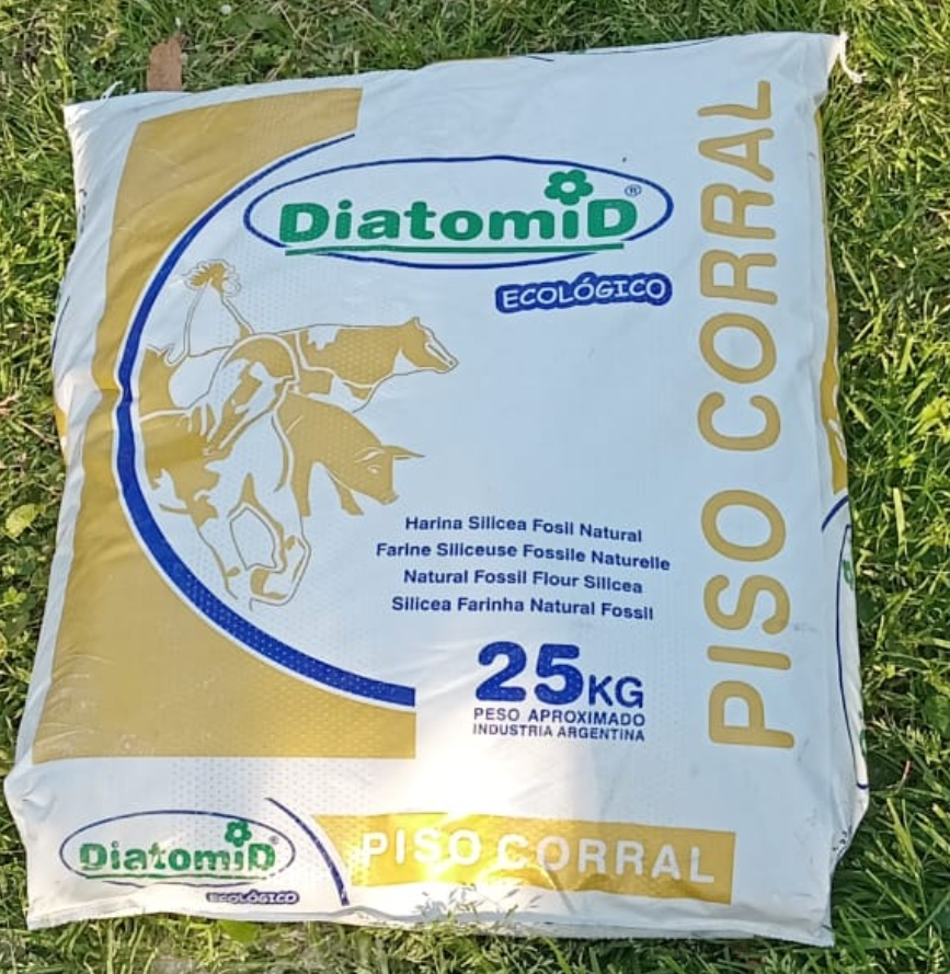 Saco de tierra de diatomeas "DiatomiD" para suelo de corral, 25 kg. Colores blanco y dorado con ilustración de vaca.