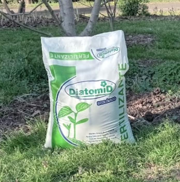 Bolsa de abono ecológico Diatomid sobre césped.