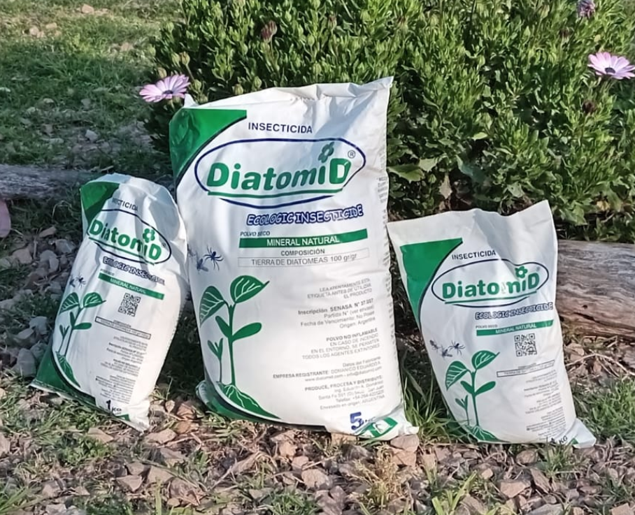Tres bolsas de insecticida DiatomiD sobre césped. Bolsas blancas con detalles verdes, plantas.
