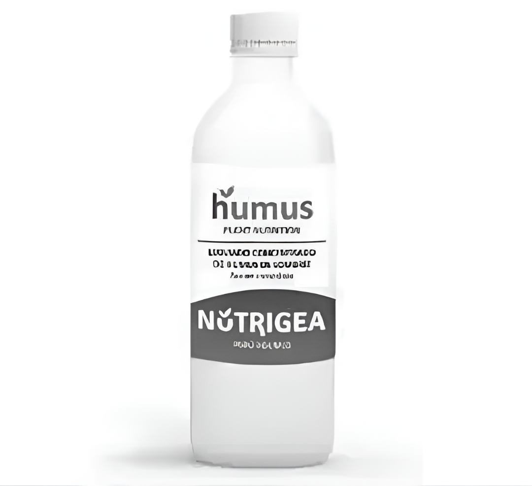 Botella de fertilizante líquido para plantas "Humus", marca Nutrigea. Botella blanca, etiqueta blanca, texto gris.