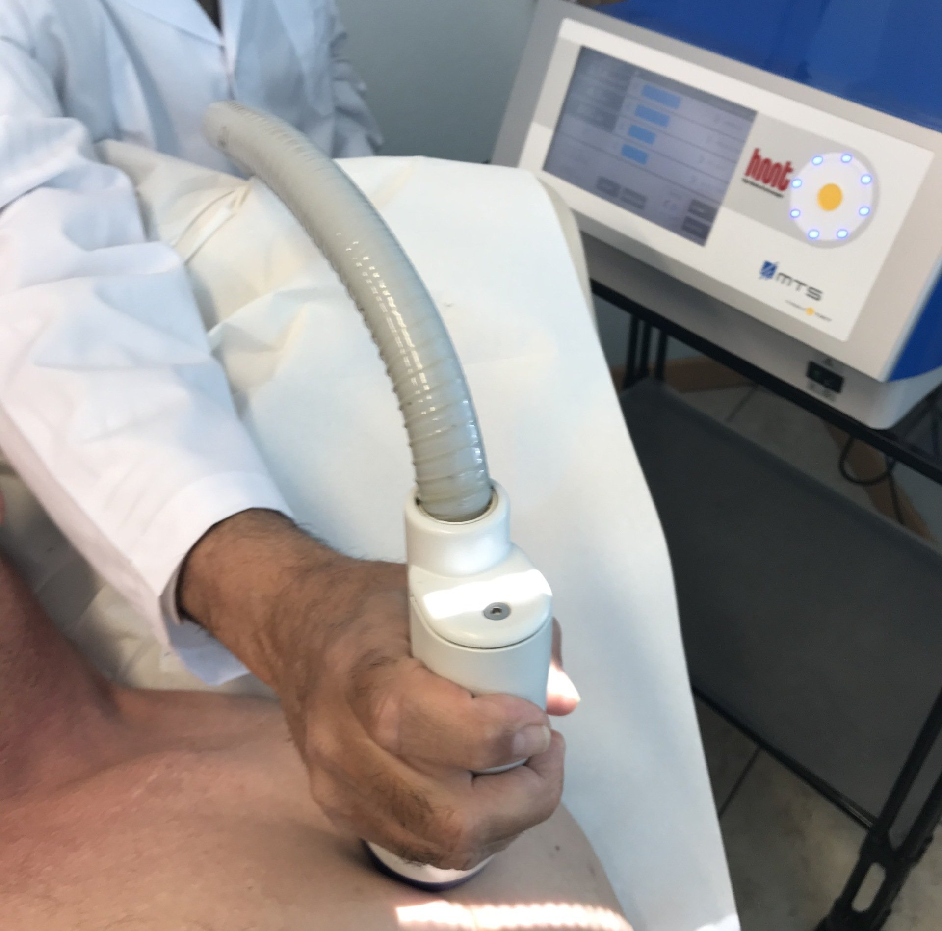 Una persona sta usando una macchina che dice calore su di essa