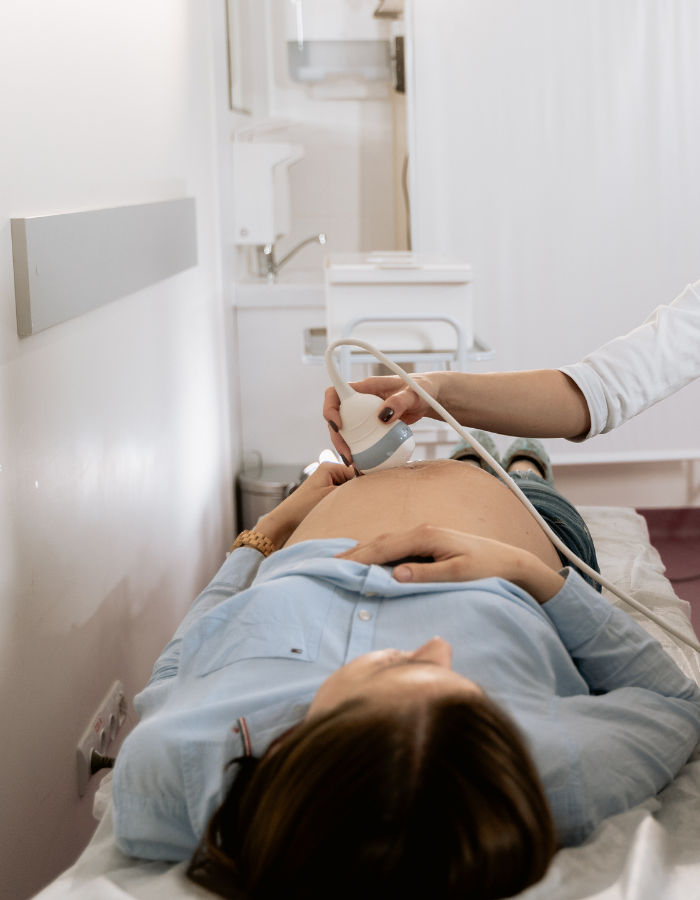 Uma mulher grávida está fazendo um ultrassom com um médico.