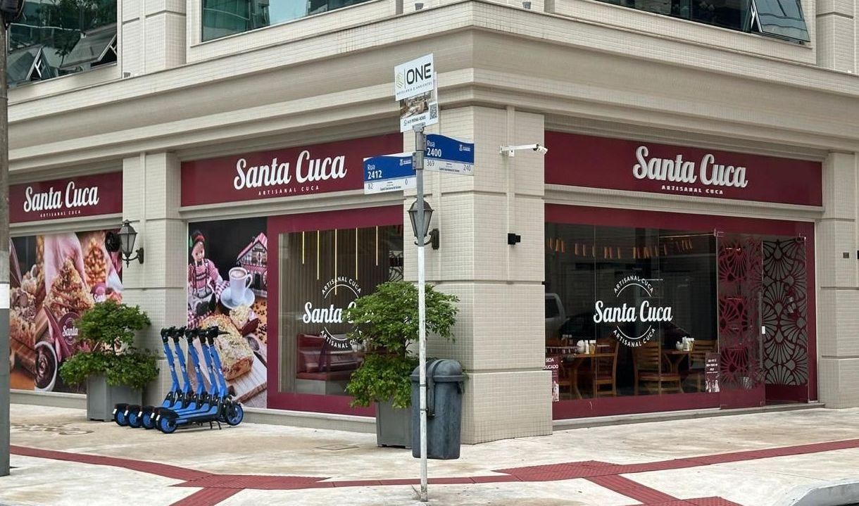 Um restaurante chamado santa luca fica na esquina de um prédio.