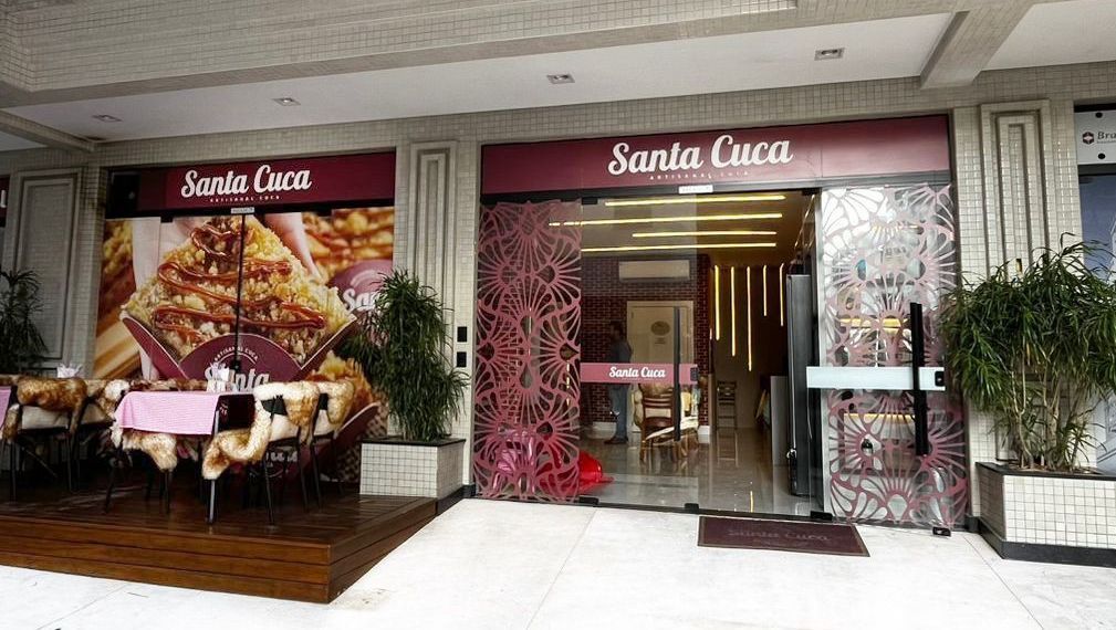 A frente de um restaurante chamado santa coca