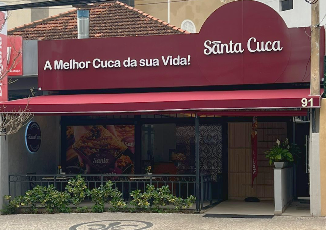 A frente de um restaurante chamado santa coca