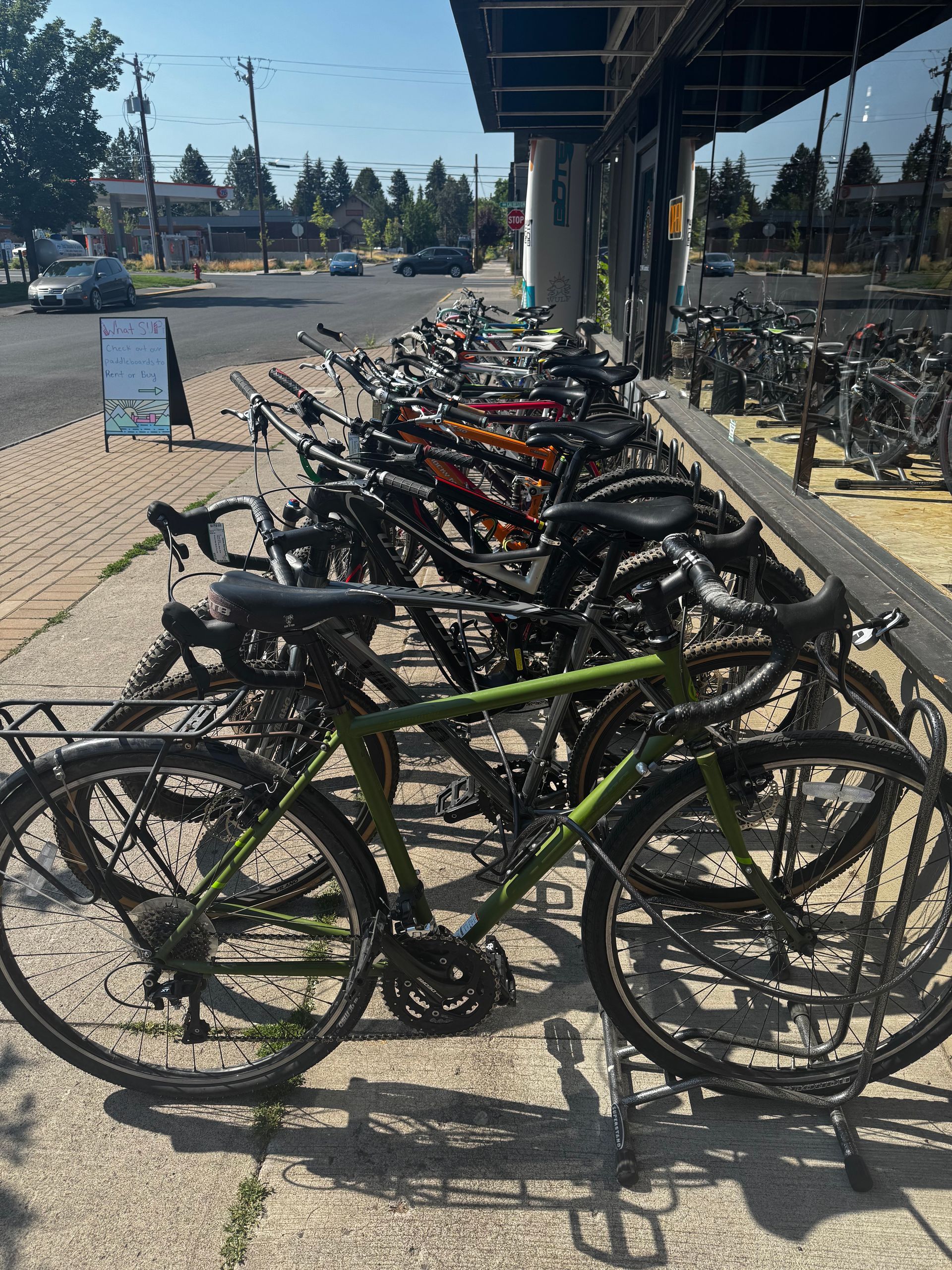A row of bicycles are parked outside of a building