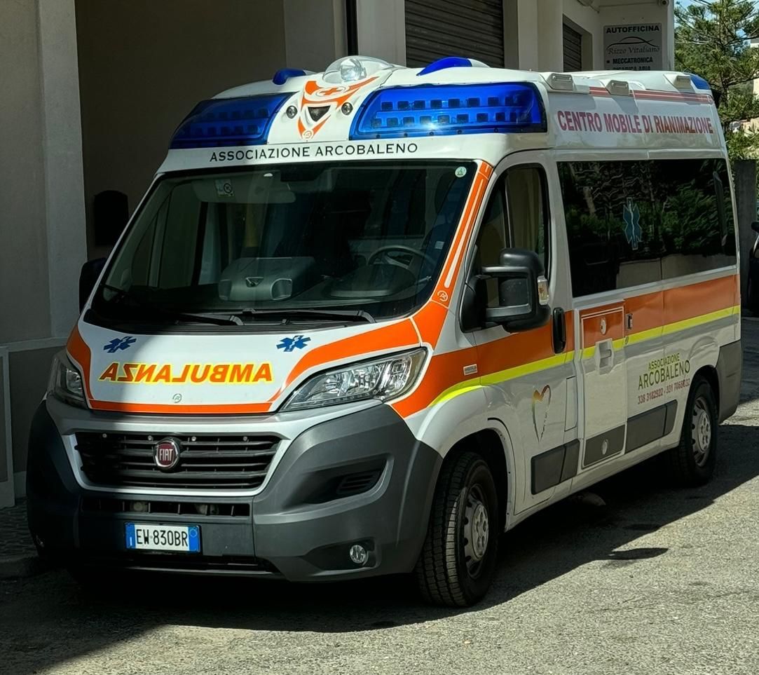 ambulanza vista laterale
