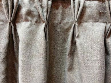 Un primer plano de un par de cortinas en una ventana.